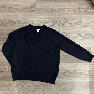 Basic V-neck sweater in navy color